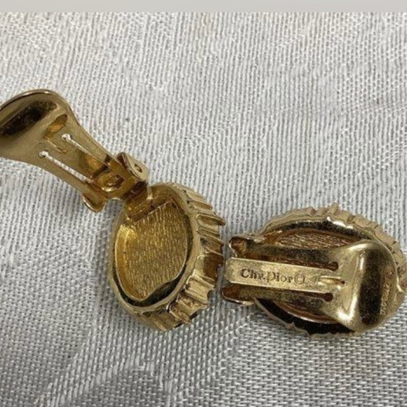 Dior earrings and comes with Certificate of Authentication - Picture 4 of 6